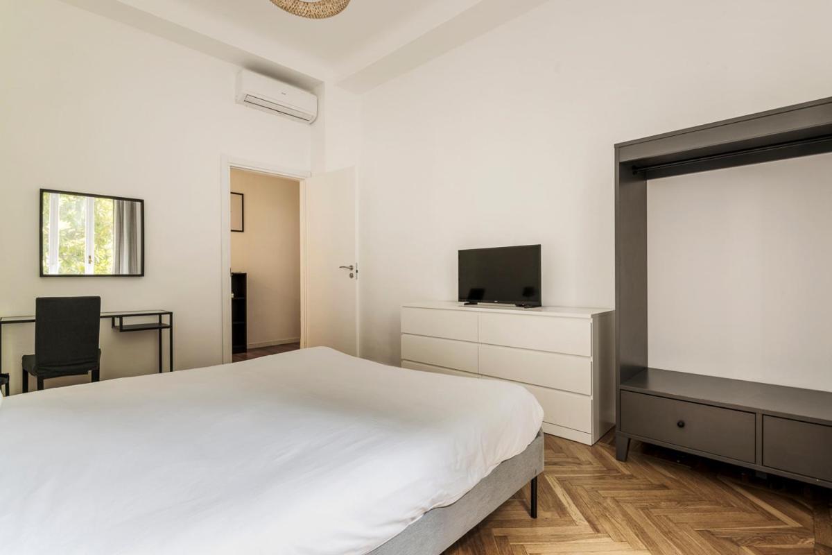 Luxury 4 Bedrooms Apartments Close To Duomo Милано Екстериор снимка